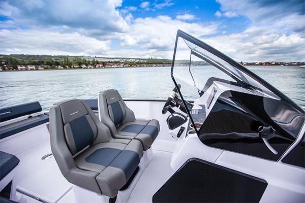 Axopar 22 Spyder Helm